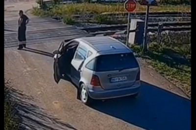 Postanowił wjechać na torowisko wprost pod pędzący pociąg