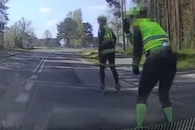 Założyli rolki, rozum zostawili na półce, czyli żenująca akcja na drodze