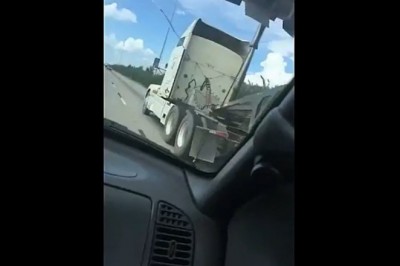 Zasuwał z podniesioną wywrotką. Nie udało im się go ostrzec