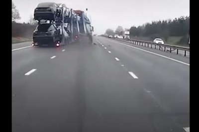 Wypadek lawety z nowiutkimi samochodami na autostradzie