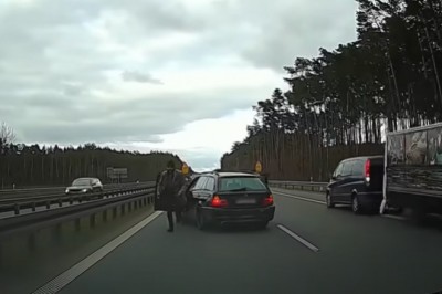 Zatrzymał auto i biegł środkiem A6 za innym kierowcą