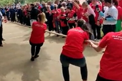 Narobiła sobie wstydu podczas zawodów w przeciąganiu liny