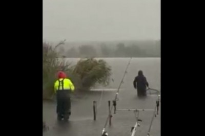 Gdy w czasie burzy siedzisz w wodzie, bo jesteś prawdziwym wędkarzem