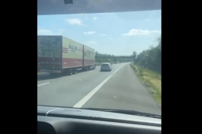 Blokował TIRa przez 5 km. Pomógł mu inny kierowca