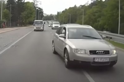 Leciał Audi slalomem pomiędzy autami na zatłoczonej drodze