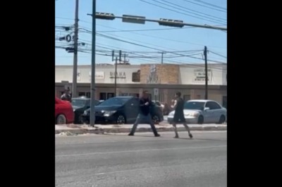 Szybka walka kierowców na ulicy zakończona pełną kulturą