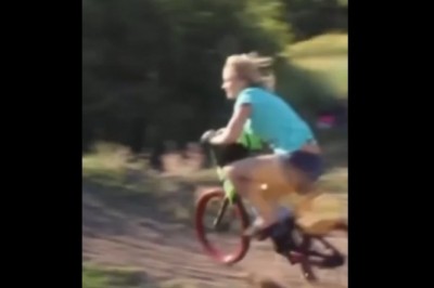 Dziewczyna na BMX i jej hardcorowy lot do wody