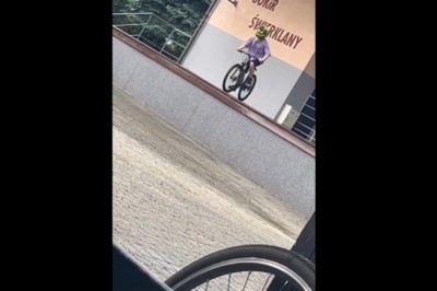 Następca Pawła kaskadera skacze na rowerze