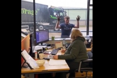 Kierowca TIRa mocno zaskoczył swoją koleżankę z pracy