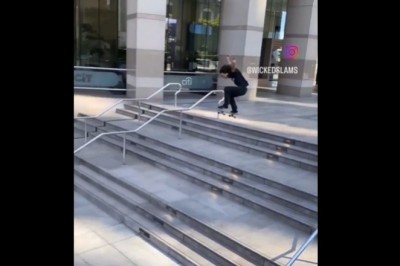 Testowanie wytrzymałości głowy przez skateboardzistę