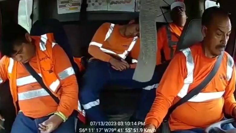 Śpiący kierowca i jego koledzy w drodze z pracy
