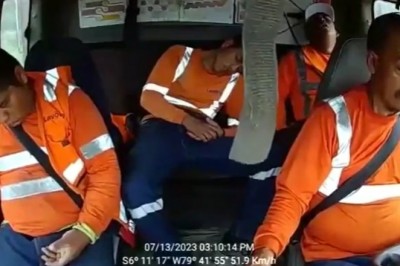 Śpiący kierowca i jego koledzy w drodze z pracy