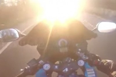 Nic nie widział, ale twardo leciał swoim motocyklem