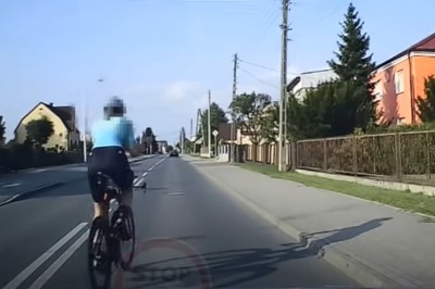 Rowerzystka vs kierowca osobówki. Finał z kopaniem i użyciem gazu