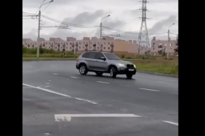 Gość który szybko zakończył kręcenie bączków swoim BMW