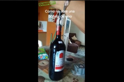 Niezbyt dobry pomysł na otwieranie butelki wina