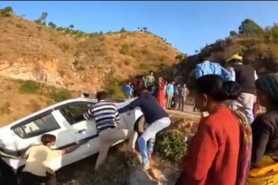 Mocna wtopa podczas wyciągania auta na stromej drodze