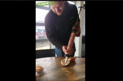 Budowlańcy robią śniadanie w nietypowy sposób