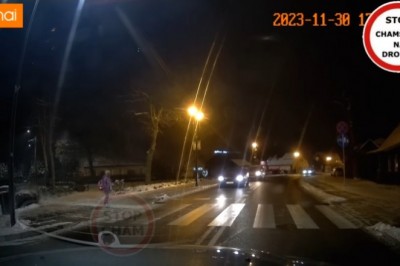 Musiał zablokować drogę, żeby dziecko przeszło na pasach