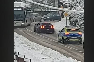 Policjanci olali, strażacy pomogli kierowcy Mustanga