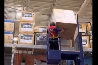 Pracownik miesiąca bierze na klatę paletę z magazynu