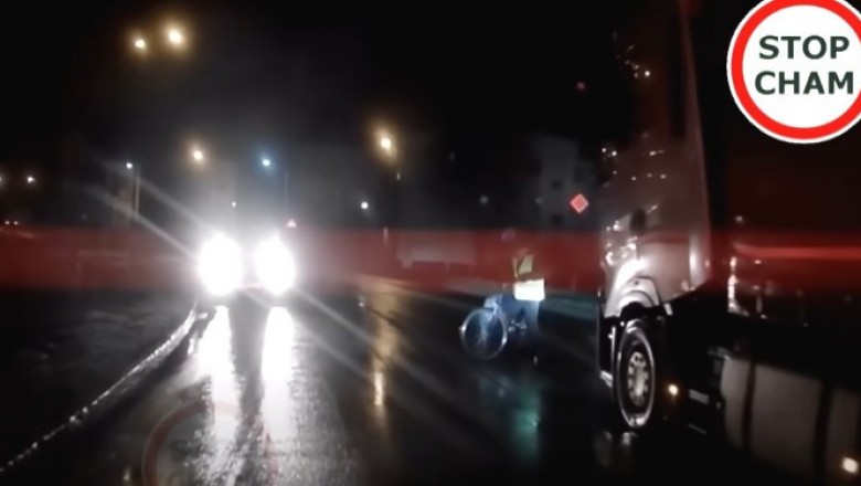 Rowerzysta leci na czołówkę z ciężarówką jadąc pod prąd