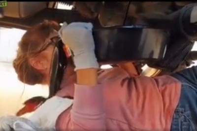 Kiedy żona uprze się, że sama wymieni olej w aucie