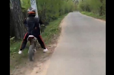 Żenujący popis typa na motocyklu. Dobrze, że mu to nagrał