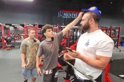 Dwóch cwaniaków szybko żałuje swojego kiepskiego żartu na siłce