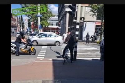 Motocyklista pomógł dziadkowi przejść przed ulicę