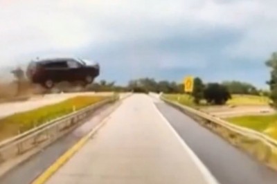 Przelot autem nad drogą. Chyba ma licencję pilota