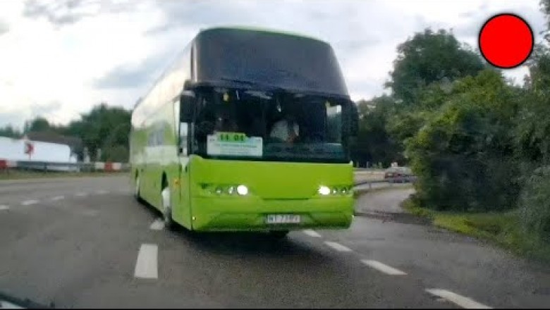 Kierowca autobusu leci na czołówkę z osobówką