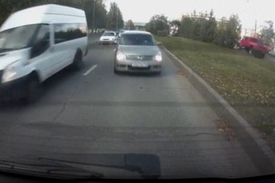 Blondyna z koleżanką kasują auto podczas wyprzedzania