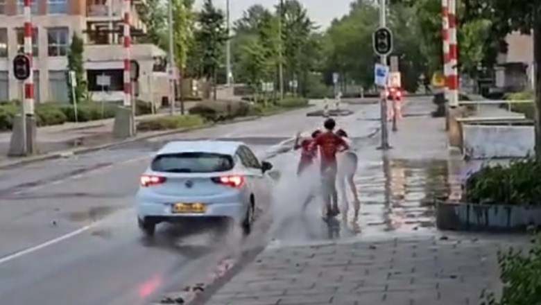 Dzieciaki znaleźli sobie idealną zabawę na ochłodę w mieście