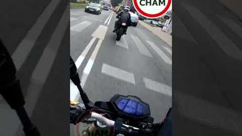 Tak się kończy wyprzedzanie aut w korku na motocyklu