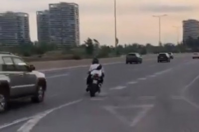 Szybkie zakończenie popisowego wjazdu motocyklem na autostrade