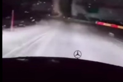 Bardzo fartowna jazda Mercem przez przejazd kolejowy