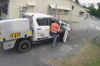 Wkurzony ziomek kontra nieprawidłowo parkujący kierowcy