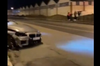 Szybkie popisy na środku ulicy pięknym kasowaniem BMW