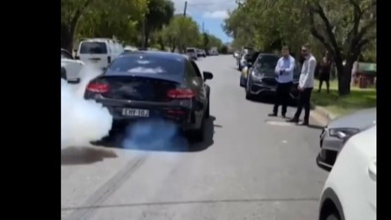 Zajechał silnik w kozackim Mercedesie czyli nieudolne palenie gumy