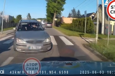 Kasowanie auta wyjeżdżając prosto na czołówkę w Smolnie  [NAGRANIE]