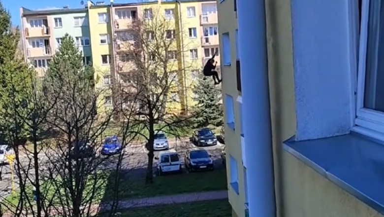 Kolejna mistrzowska akcja policji i gość złażący po piorunochronie [NAGRANIE]