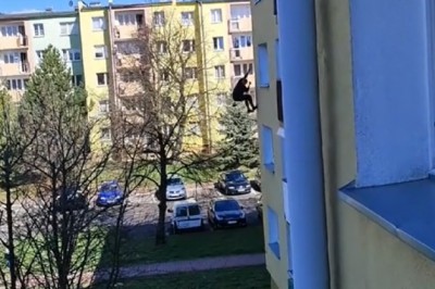 Kolejna mistrzowska akcja policji i gość złażący po piorunochronie [NAGRANIE]