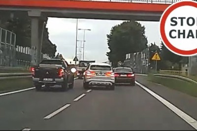 Szaleńcza jazda slalomem kierowcy BMW i uszkodzenia aut na DK81 [NAGRANIE]