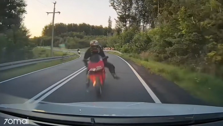 Motocyklista wjechał czołowo w auto. Dramatyczne nagranie z kamery samochodowej