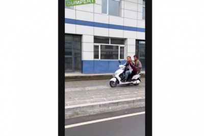 Dwóch osiedlowych cwaniaków na skuterze i ich żenujący popis