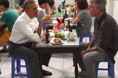 Obama i Bourdain zjedli razem kolację w Hanoi za 6 dolarów. Stolik stał się pamiątką