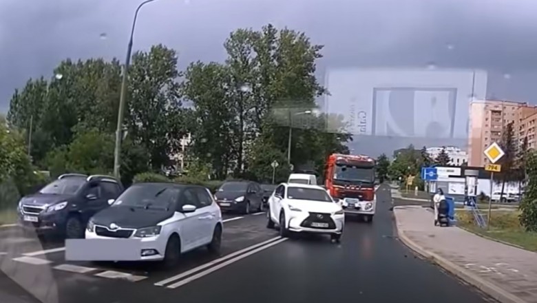Dwie kobiety za kierownicą kontra strażacy jadący na akcje. Nagranie z wideorejestratora