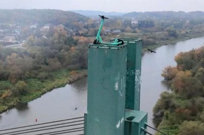 Ktoś zaparkował elektryczną hulajnogę na szczycie mostu w Krakowie. Nagranie z drona
