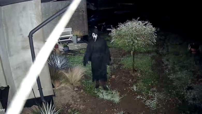 Przez okna zagląda ktoś w masce z horroru. Policja ustala kim jest osoba z nagrania